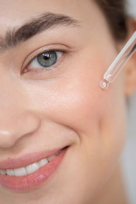 Niacinamide et peau sensible : pourquoi cet actif séduit de plus en plus ?